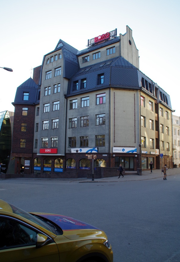 Pangahoone Tartus, vaade nurgalt. Arhitektid Enn Lüüs, Ene Eharand rephoto