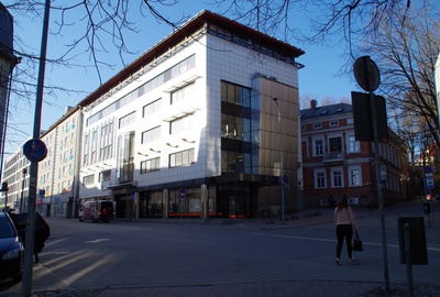 Esiplaanil Forekspank (Ülikooli 6A), taga Mattieseni  raamatukauplus. Tartu, 1998. Foto Aldo Luud. rephoto