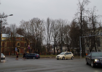Riia ja Pepleri t nurk: majal reklaamsilt: Theater "Casino".  Pildil Saksa sõjaväevormis mees. Tartu, ca 1941-1944.
( Hoone varasemal ajal tuntud hotellina "Liivimaa".) rephoto