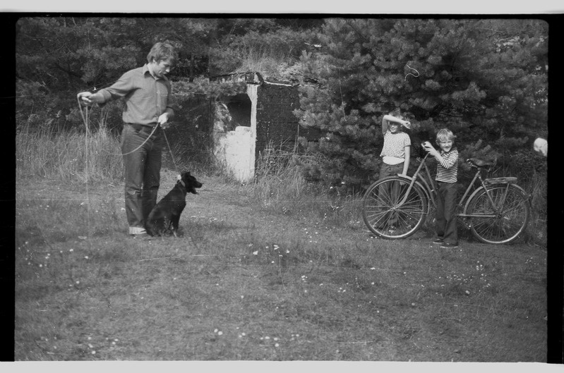 Koeraga mees ja jalgrattaga lapsed Hiiumaal