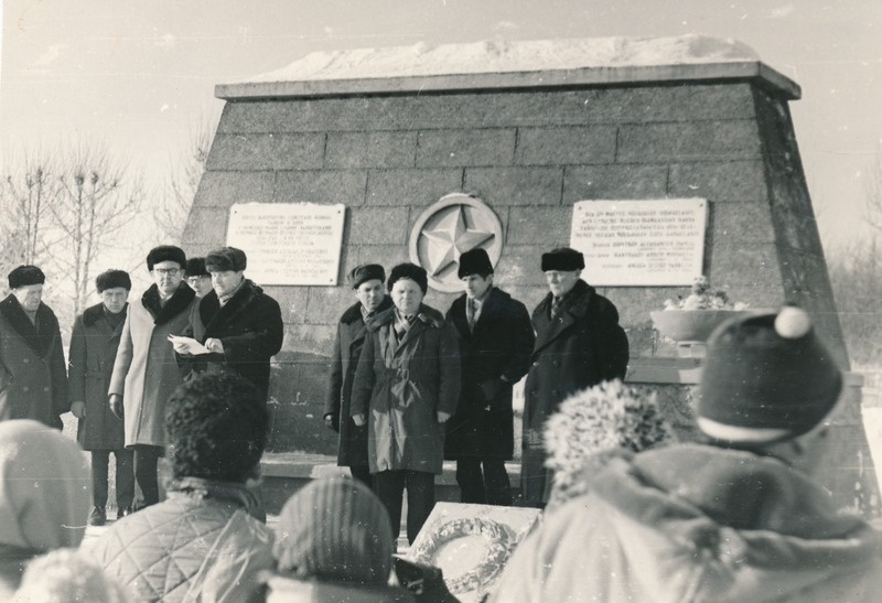 Miiting Vaivaras mälestusmärgi juures