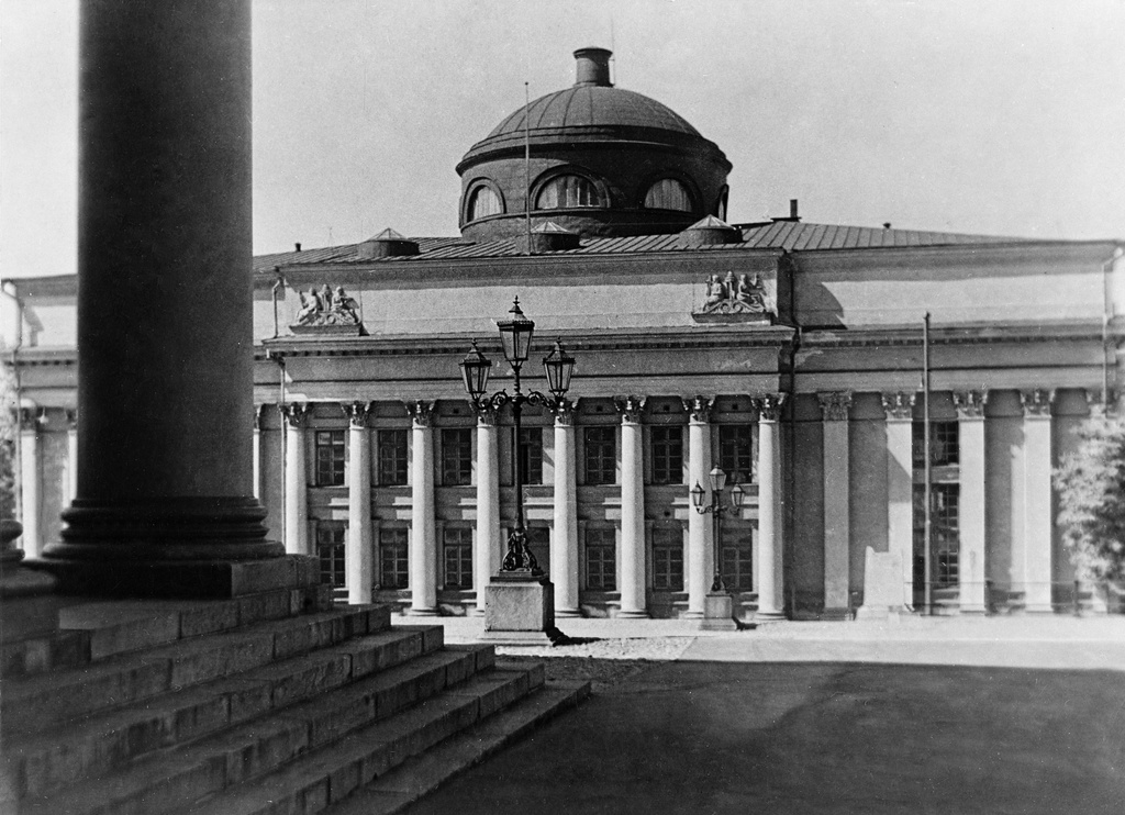 Helsingin yliopiston kirjasto (=Kansalliskirjasto), Unioninkatu 36. Kirjaston päärakennus valmistui 1840-45, arkkitehti C. L. Engel.