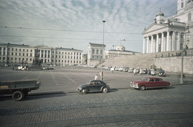 Senaatintori; vasemmalla Helsingin yliopisto, oikealla Helsingin tuomiokirkko