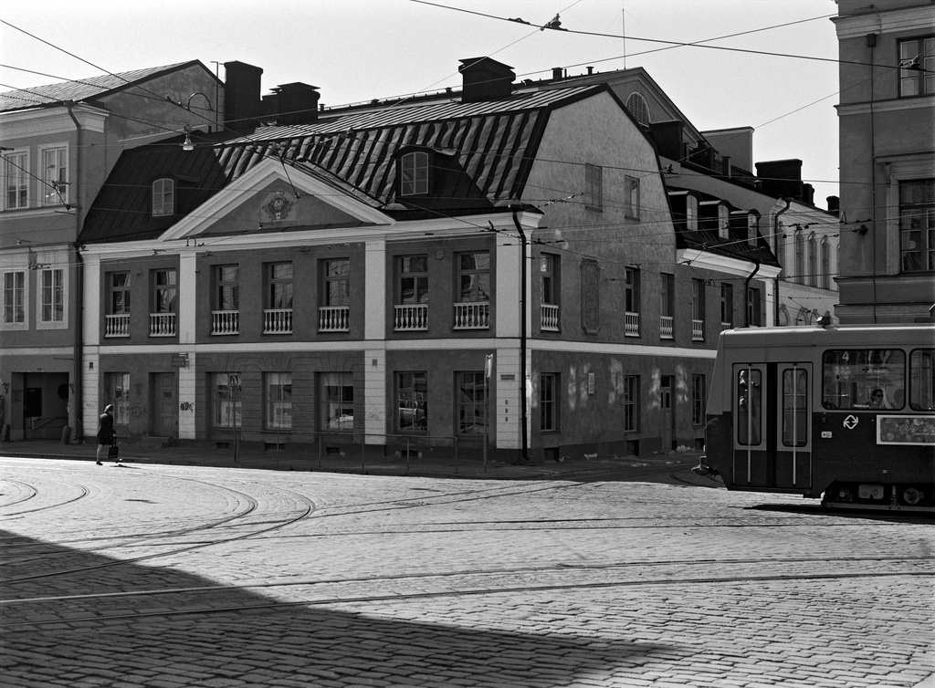Sederholmin talo. Kauppias Johan Sederholmin vuosina 1756-57 Aleksanterinkadun ja Katariinankadun kulmaan rakennuttama kaksikerroksinen mansardikattoinen talo on kantakaupungin vanhin rakennus. Rakennuksessa on tehty useita muutoksia eri aikoina, kuten ikkuna-aukkojen laajentaminen, korotus pihan puolella sekä useita sisätilojen muutoksia. Rakennuksen julkisivu edustaa tyypilllistä ruotsalaista barokkiklassismia ja on ainoa säilynyt esimerkki Helsingissä. Julkisivu on alkuperäisessä asussaan lukuun ottamatta ikkuna-aukkojen laajentamista.