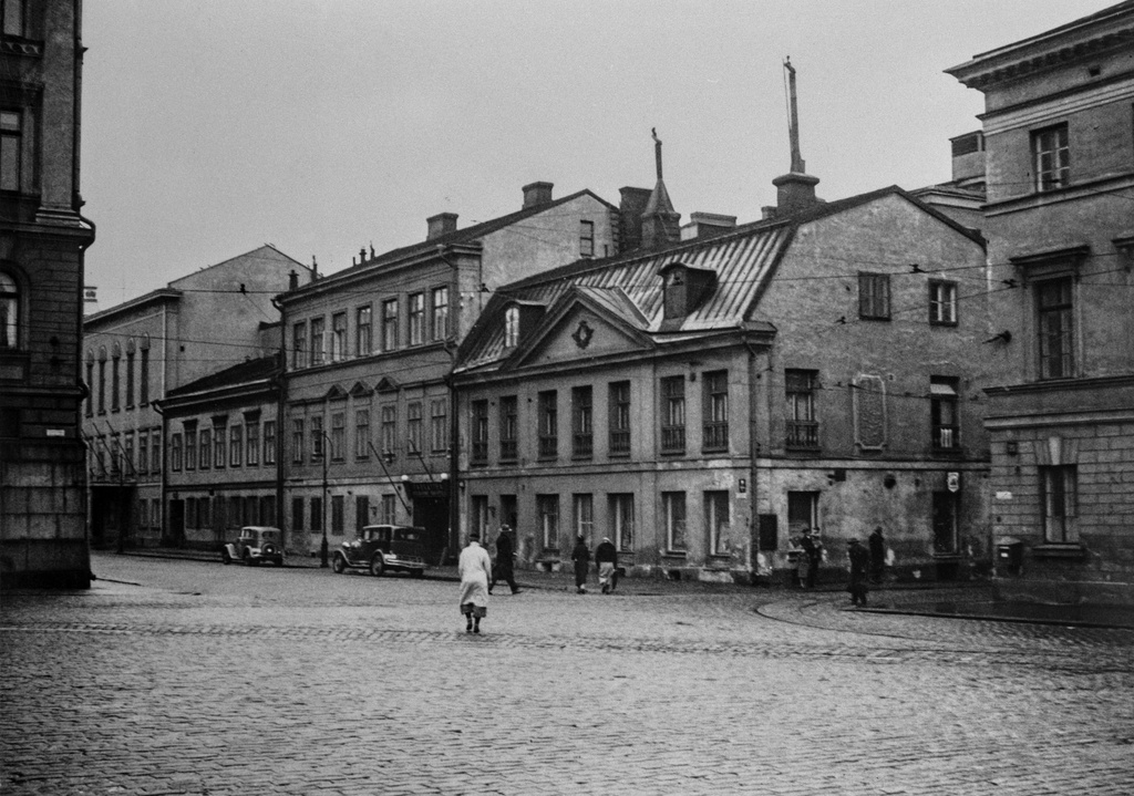 Aleksanterinkatu 14, Brummerin talo, Aleksanterinkatu 16, Remanderin talo ja 18, Sederholmin talo.