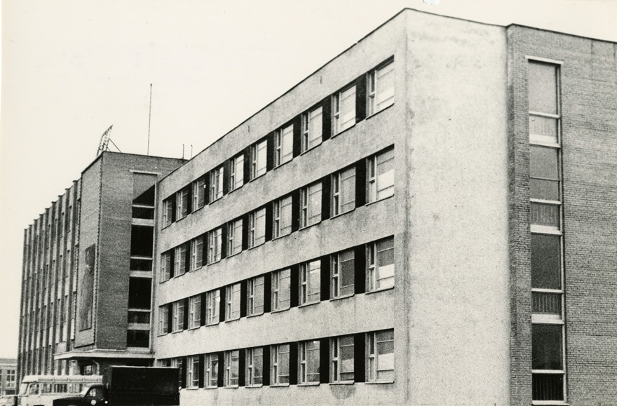 Ehitustrusti hoone Kohtla-Järvel, esifassaadi vaade. Arhitekt Elvi Mänd