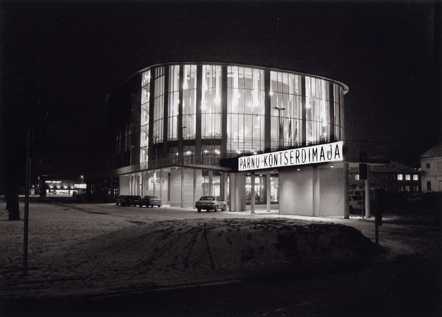 Pärnu kontserdimaja, eestvaade. Arhitektid Katrin Koov, Kaire Nõmm, Hanno Grossschmidt