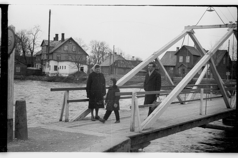 Perekond Põltsamaal Saunasillal