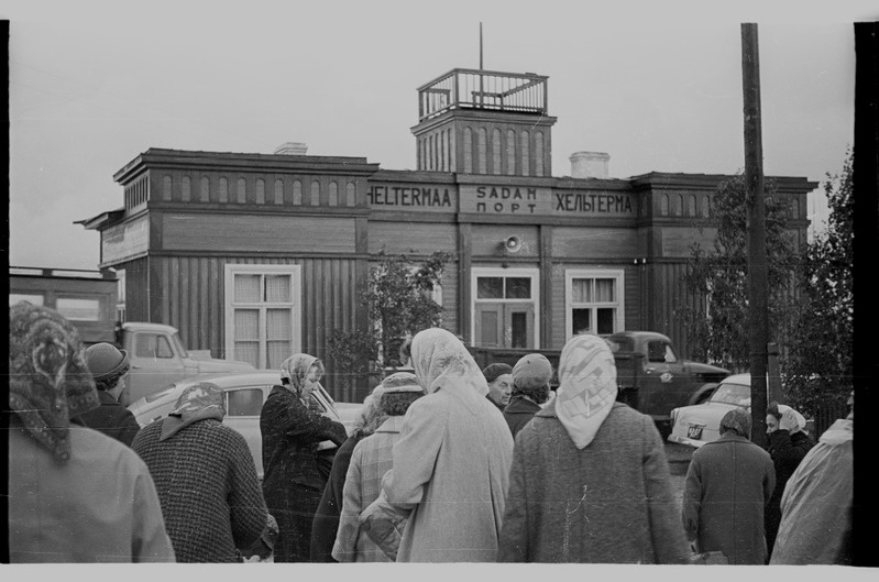 Viljandi naiskoor "Tungal" Heltermaa sadamas