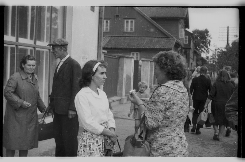 Inimesed Viljandis tänaval