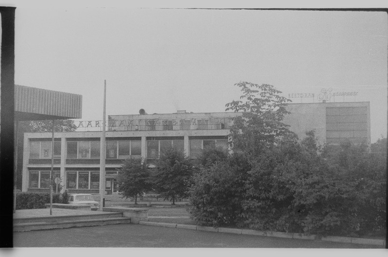 Vaade Saaremaa Kaubamajale ja restoranile "Kuressaare"