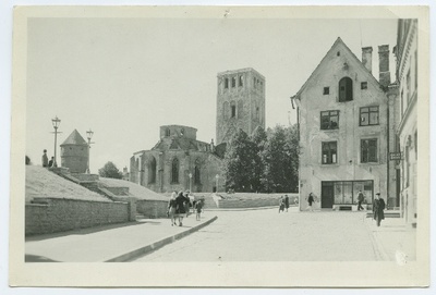 Tallinn, Niguliste kiriku varemed, vaade Kuninga tänavalt.  similar photo