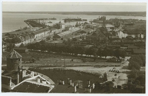 Tallinn, vaade sadamale läänest, ees vasakul Stoltingi torn ja Merepuiestee.