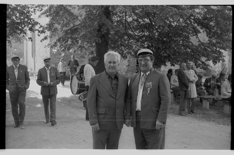 Viljandi meeskoori "Sakala" liikmed Kingissepa linnapargis