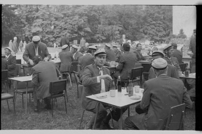 Viljandi meeskoori "Sakala" toitlustamine Kingissepa linnapargis ETKVL välisööklas  duplicate photo