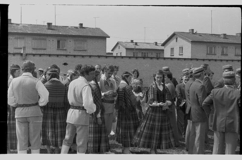 Saaremaa laulupäeva rongkäiguks valmistumine Kingissepas