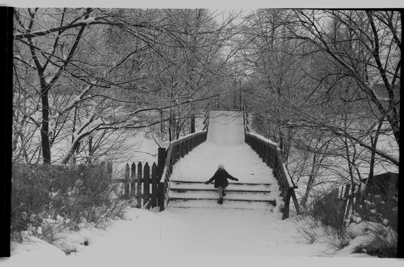 Väike tüdruk Viljandis Varese sillal