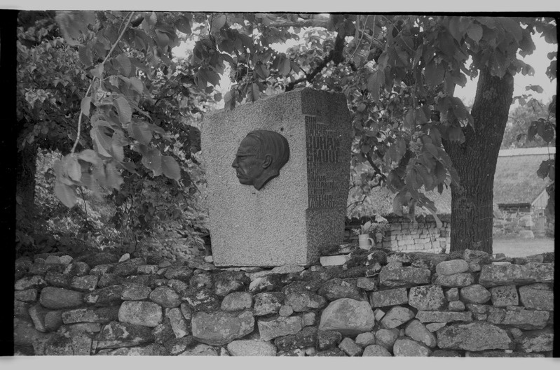 Mälestusplaat Juhan Smuuli sünnikodus Koguva külas