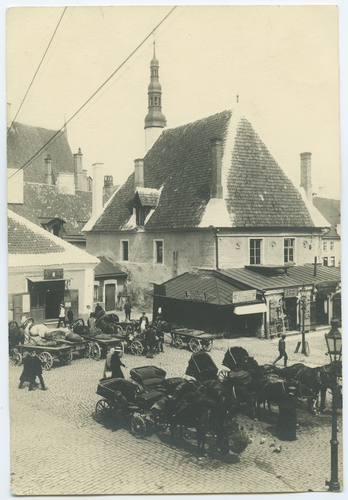 Tallinn, Raekoja plats, ees voorimehed, taga Vaekoda, Pühavaimu kiriku torn.