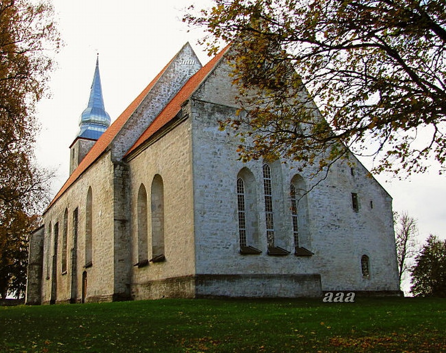 Kaarma Peetri ja Pauli kirik, vaade hoonele kagust rephoto