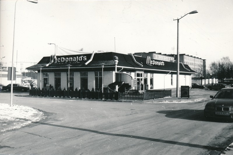 Kiirtoidurestoran "McDonald´s".  Tartu, 1998. Foto Aldo Luud.