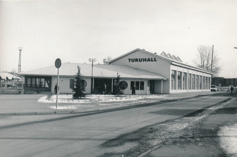 Turuhall avaturul. Tartu, 1998. Foto Aldo Luud.