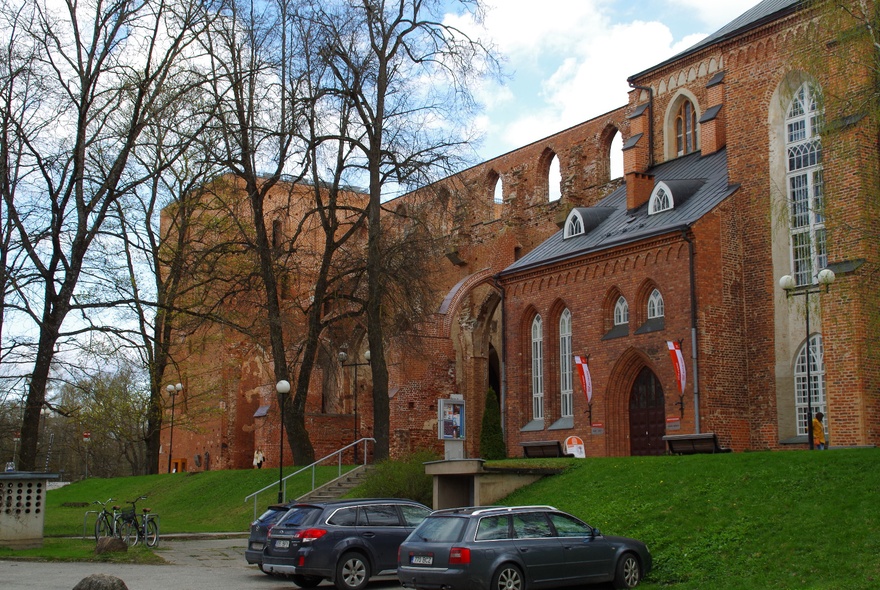 Toomkirik Tartus, vaade hoonele kagust. Rek Johann Wilhelm Krause rephoto