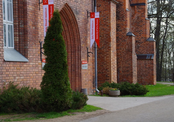 Tartu Ülikool. Soome ametiühingute delegatsioon raamatukogu ees. 1957.a. rephoto