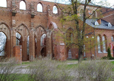 Toomemäe park. Taga toomkiriku varemed. Tartu, 1990-1995. Foto Avo Mallene. rephoto