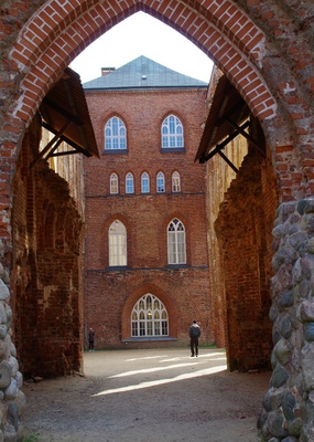 Kaks jalutajat (mehed) Tartu toomkiriku varemete juures, 1925-1935. rephoto