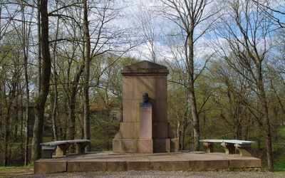 Tartu : von Bergmanni new plant = Dorpat : Denkmal Prof. von Bergmann rephoto