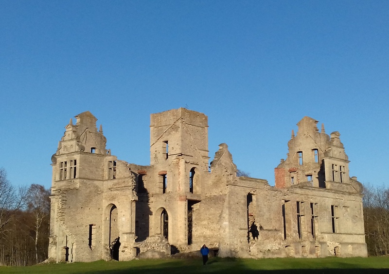 Photo. Ungru loss. Related to the Manite family. Located in Hm 8800:3 rephoto