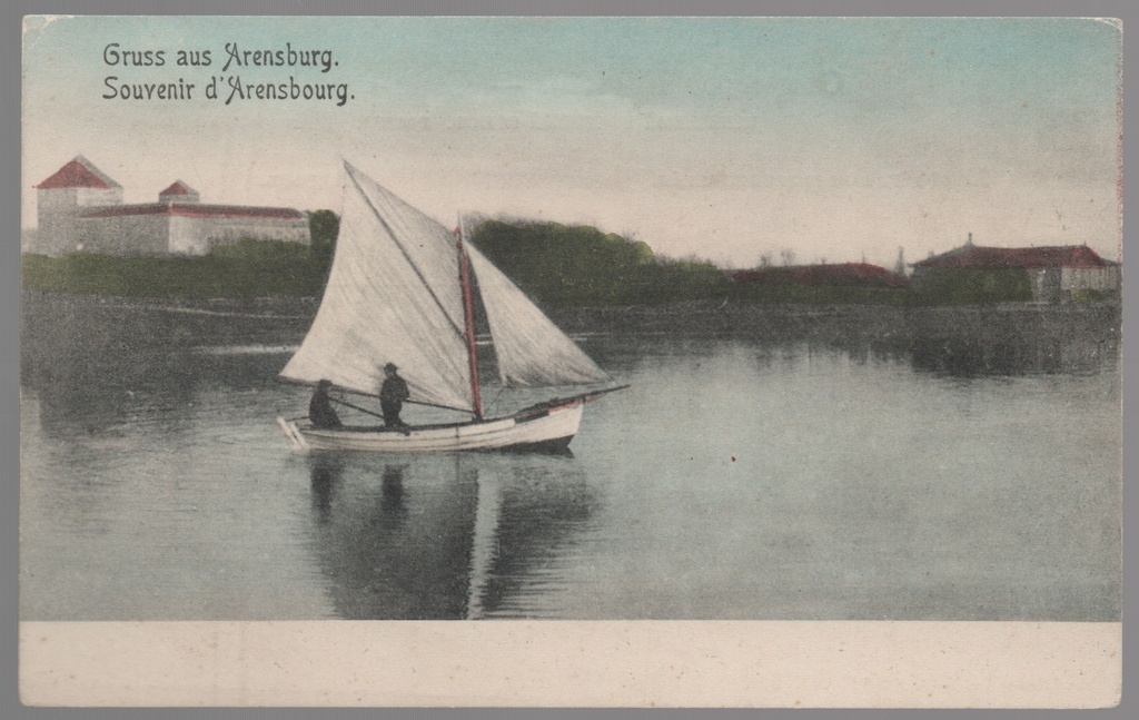 Väike purjepaat Kuressaare lahel, taamal linnus