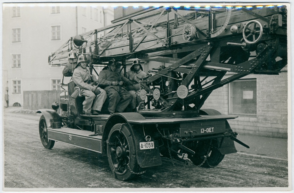 Tallinna Kutselise Tuletõrje I komando autoredel Magirus väljasõidul.