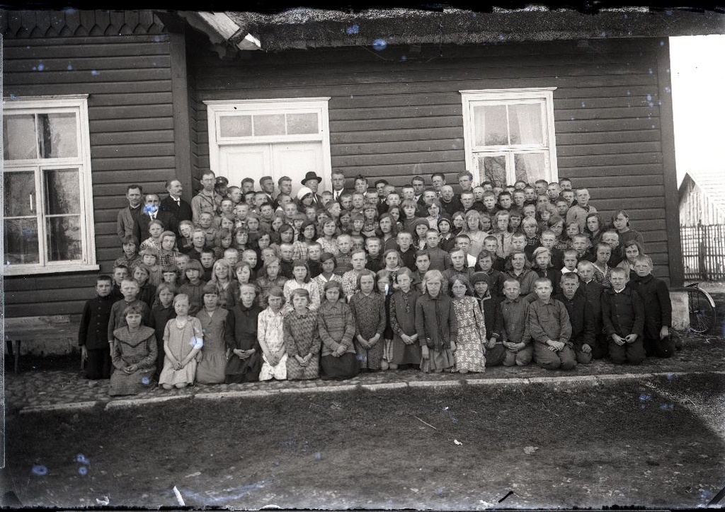 Õpilased koos õpetajaga koolimaja ees, Saaremaal