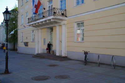 TKM kolib. Kooliõpilaste rühm maalidega muuseumimaja ees A.Hitleri pl. 3 rephoto