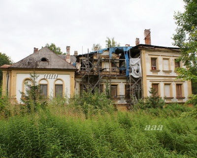 Façade of the main building of Old-Nurs Manor rephoto