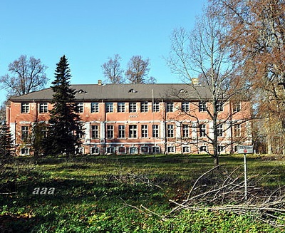 Winter view to the facade of the main building of the Meeri manor rephoto