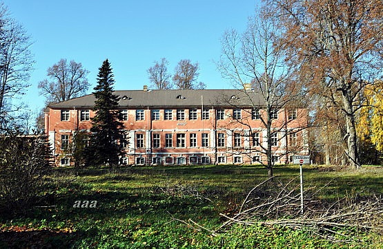 Winter view to the facade of the main building of the Meeri manor rephoto