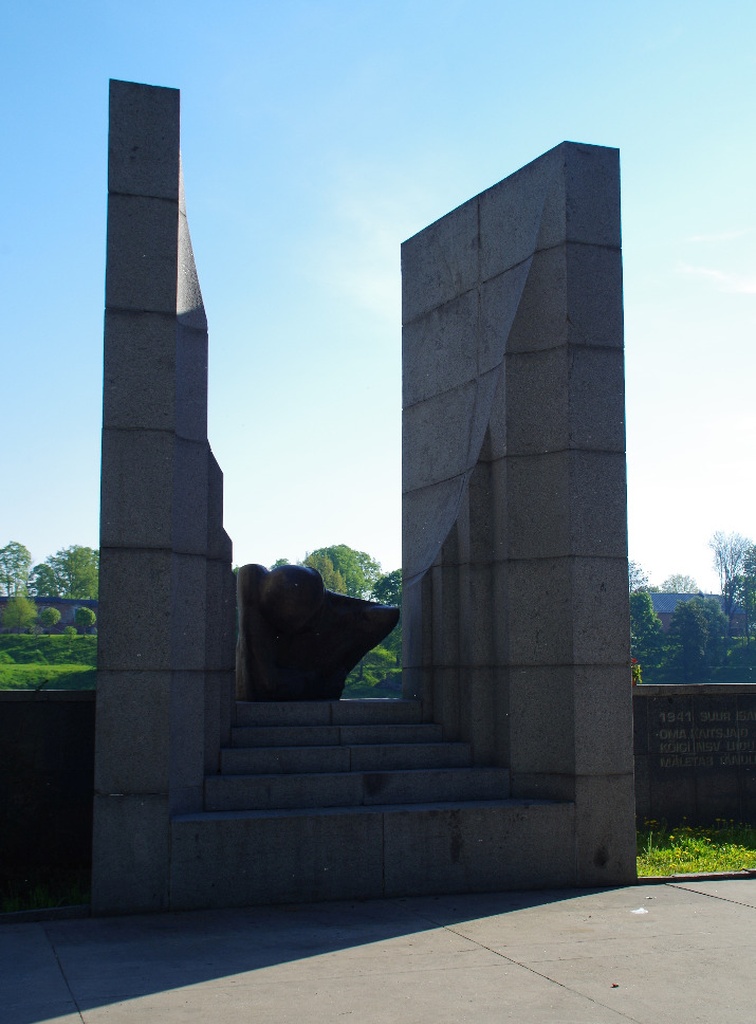 Monument of releasers in Radio Park rephoto