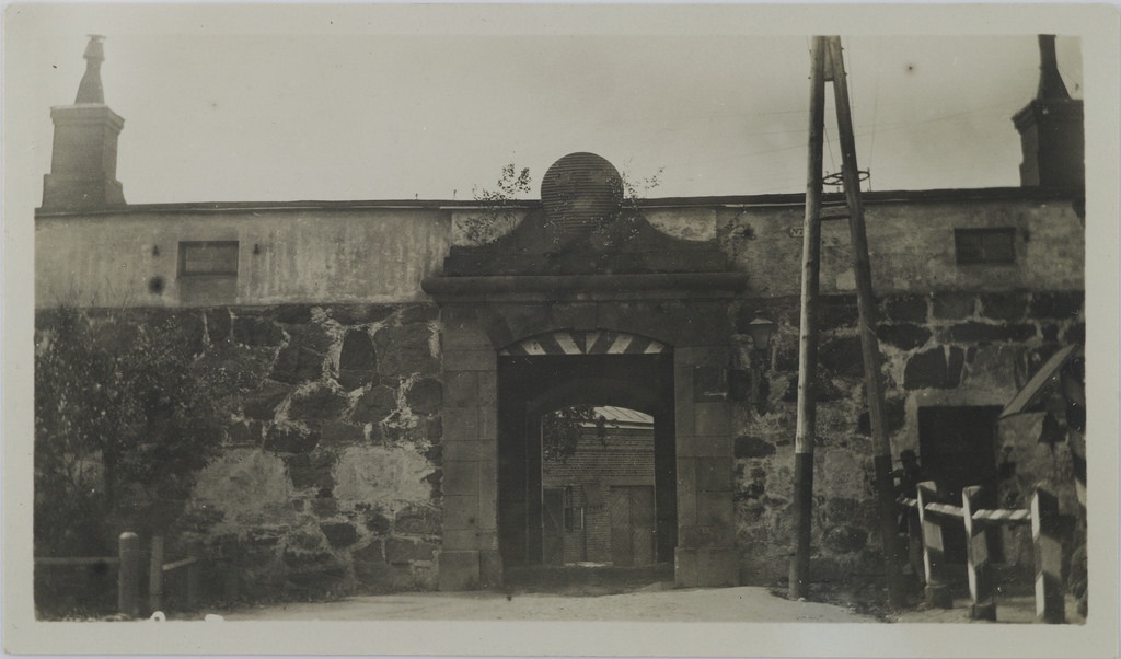 The Gate to Kruunulinna Ehrensvärd