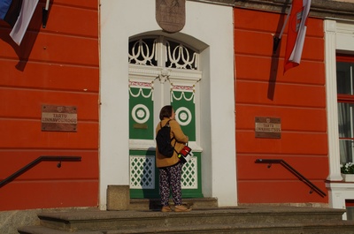 Spring Days of students 1992, Volbriöö; Ants Water Resurrection (in the middle) and Rait Toompere (with a child on the right) greeting students at the Raekoja Square rephoto