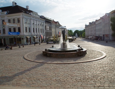 Slater; Friedrich, g. "The Market Square in Dorpat" rephoto