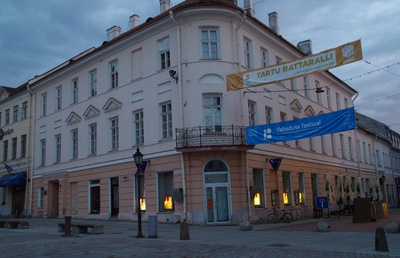Raekoja plats 4 (sildiga: Söögisaal "Koit") , Raekoja plats 6 (sildiga: Linnapank). Rüütli t algus. Tartu, 1930-1940. Foto E. Kald. rephoto