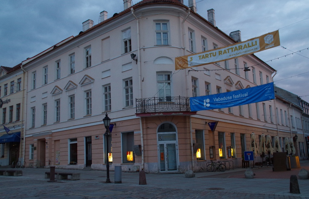 Raekoja plats 4 (sildiga: Söögisaal "Koit") , Raekoja plats 6 (sildiga: Linnapank). Rüütli t algus. Tartu, 1930-1940. Foto E. Kald. rephoto