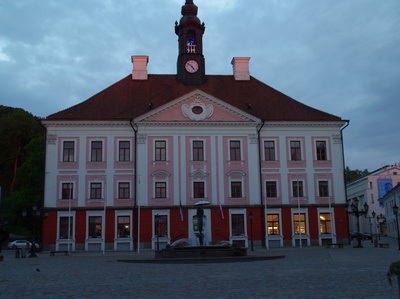 Tartu raekoda, kaunistatud vanikutega ja aastaarvudega 1918-1935. rephoto