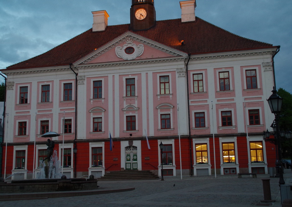 Raekoja Main Fassade (before World War II) rephoto