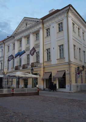 Raekoja plats 16, raamatukauplus Kirjavara. Tartu, 1970-1975. rephoto