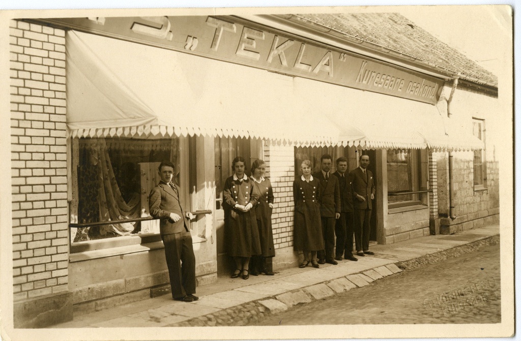 Müüjad Tekla poe ees