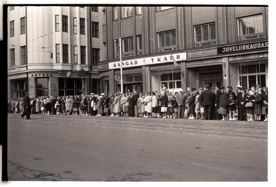 1955. aasta üldlaulupidu, rahvas ootab Pärnu maanteel rongkäigu saabumist.